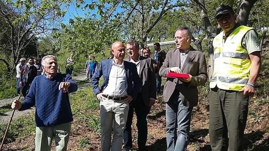 Javier Madrid, Adolfo Moreno y Javier Salas asisten a la suelta del depredador en Júzcar.