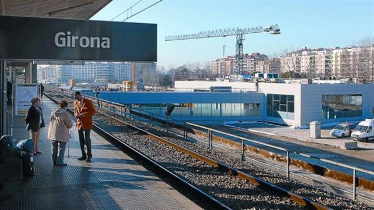 A la derecha, la estación del AVE con el pasillo que la conecta con la del tren convencional (izquierda).