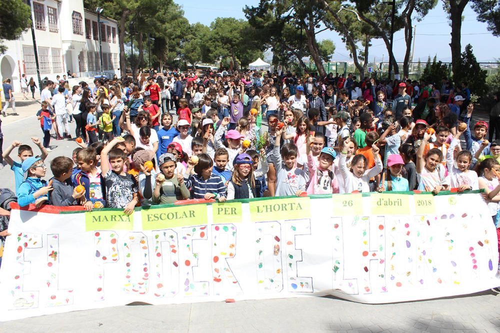 Niños y niñas sostienen la pancarta "El poder de l'Horta"