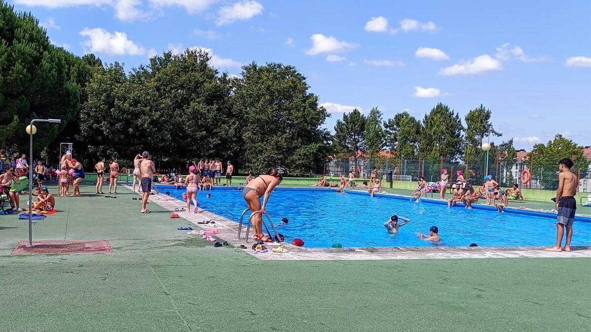 Usuarios de la piscina de Milladoiro en una imagen de archivo