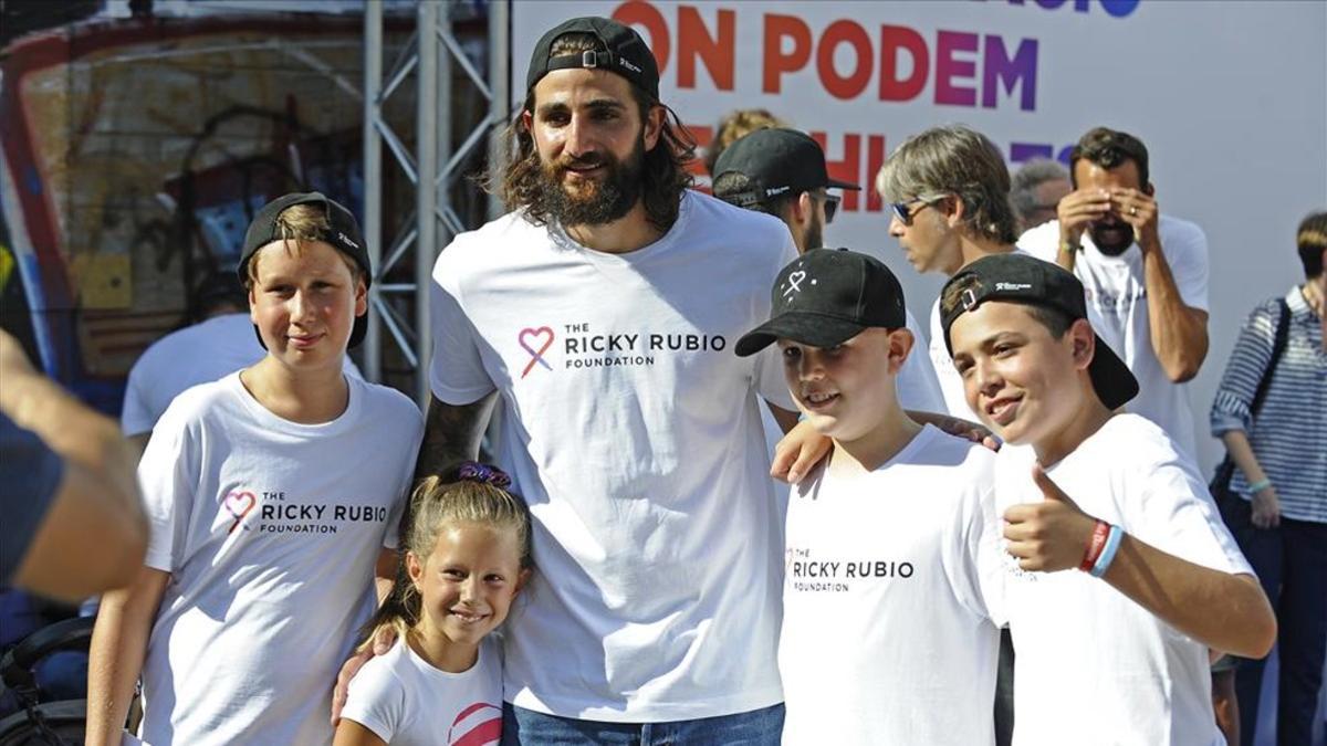 Ricky posa con algunos de los niños asistentes al acto en la Plaça Terenci Moix