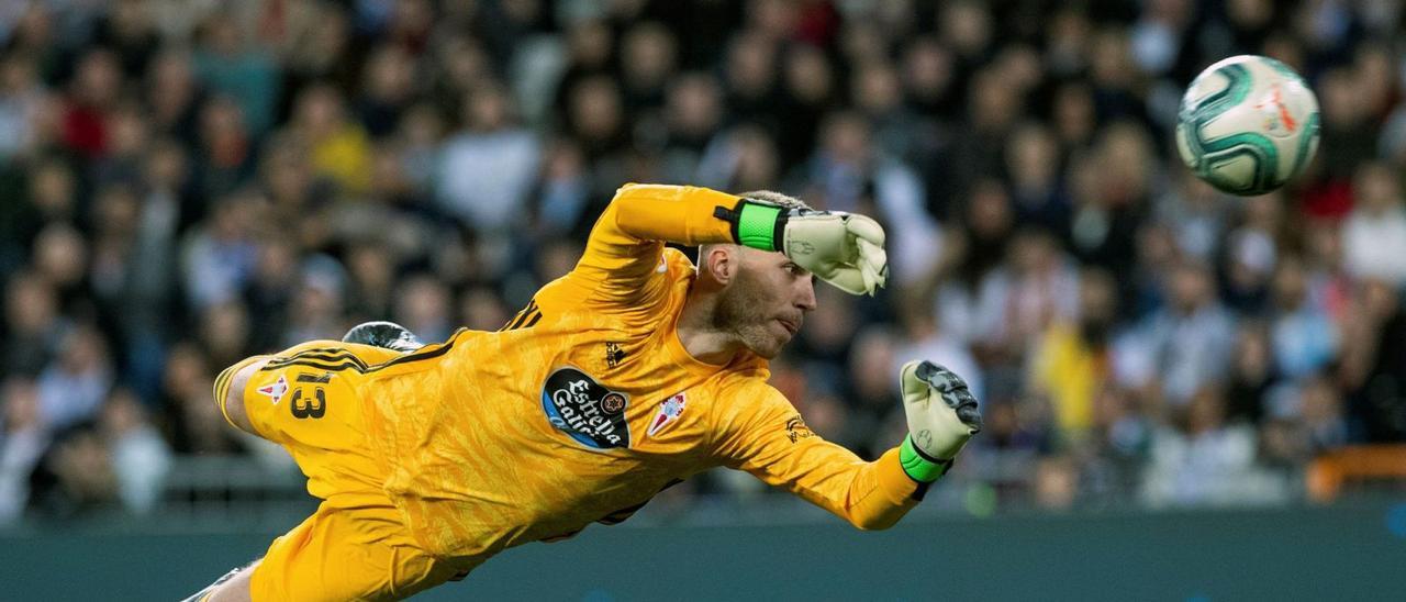 Rubén se lanza para despejar un balón durante un partido de Liga con el Celta en el Santiago Bernabéu. // EFE