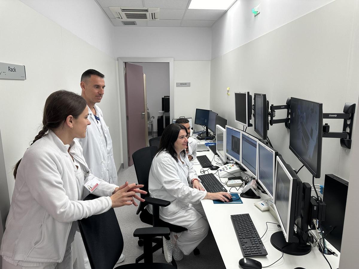 Sala de mandos del acelerador lineal del hospital Francesc de Borja de Gandia