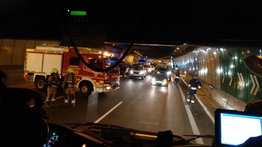 El humo de un vehículo averiado interrumpe el tráfico en el túnel de Churriana