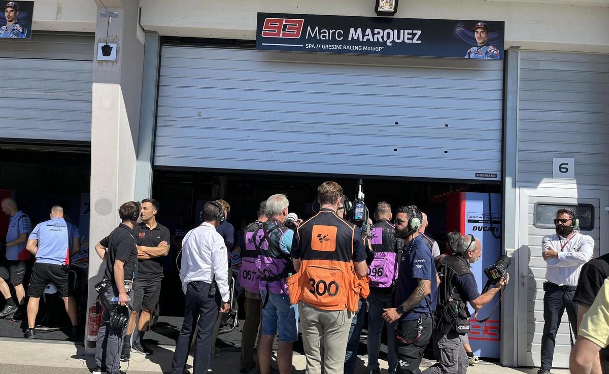 Decenas de cámaras pendientes, hoy, ante el taller de Marc Márquez, en Sachsenring.