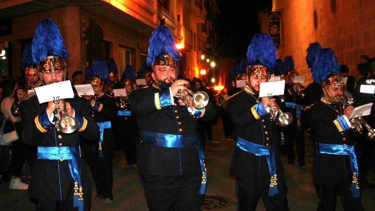 Andrés Sánchez Manzanares, centro, tocando la trompeta por la Cuesta de San Francisco en la recogida de la Dolorosa de la procesión de este Viernes de Dolores.