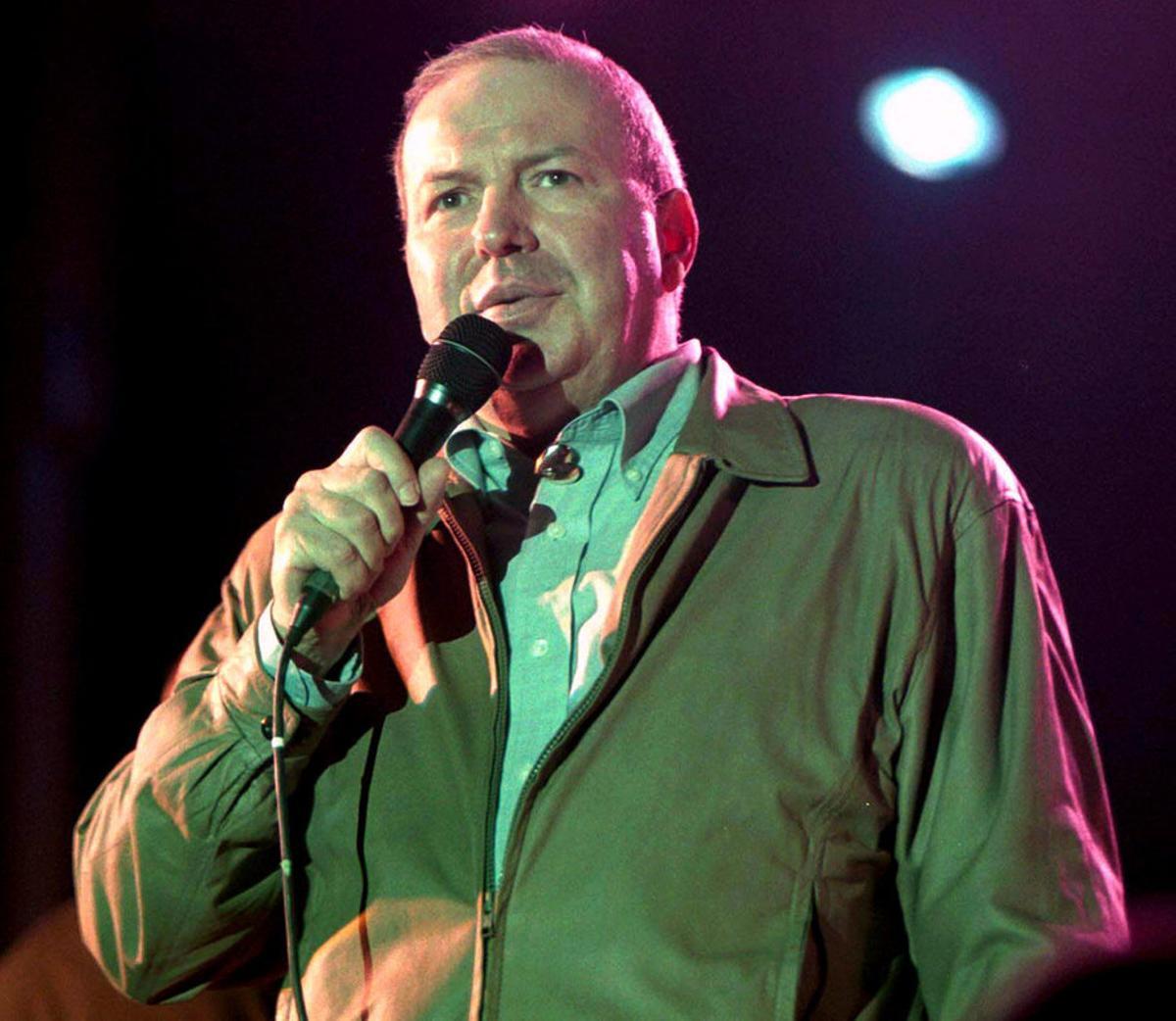 FIL01. BOGOTÁ (COLOMBIA), 16/03/2016.- Fotografía de archivo del 27 de julio de 20101 del cantante Frank Sinatra Jr., hijo de la mítica voz, durante un concierto en Marbella (España). Frank Sinatra Jr., hijo del legendario cantante y actor del mismo nombre y quien también se labró una carrera musical motu proprio, falleció hoy, miércoles 16 de marzo de 2016, a los 72 años de edad en Florida (EE.UU.), informó su agente, Andrea Kauffman, en las redes sociales. Kauffman indicó que Sinatra Jr. murió en el hospital de Daytona Beach (Florida), donde fue trasladado tras sufrir un paro cardíaco. EFE/AL