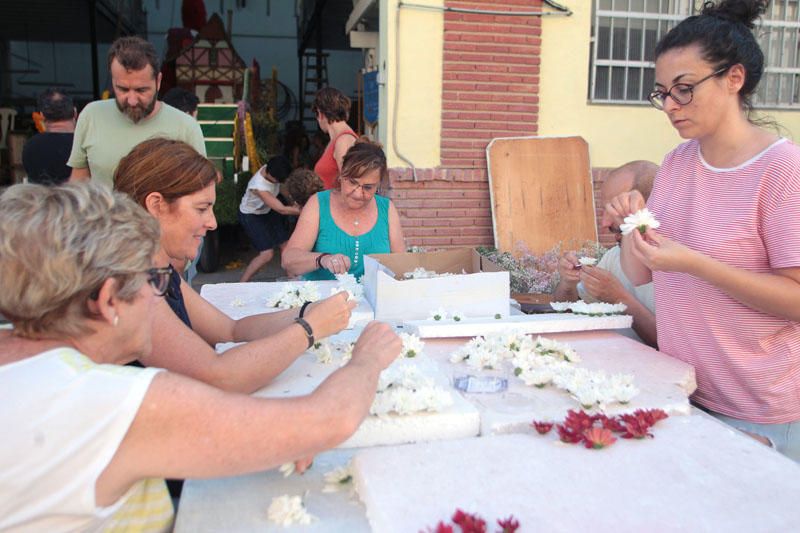 Preparación de las carrozas para la Batalla de Flores