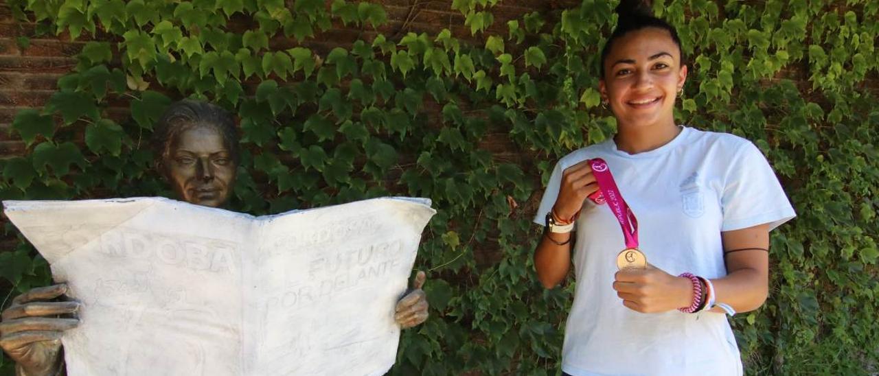 Wifi muestra la medalla que le acredita como campeona de Europa en las instalaciones del Diario CÓRDOBA.