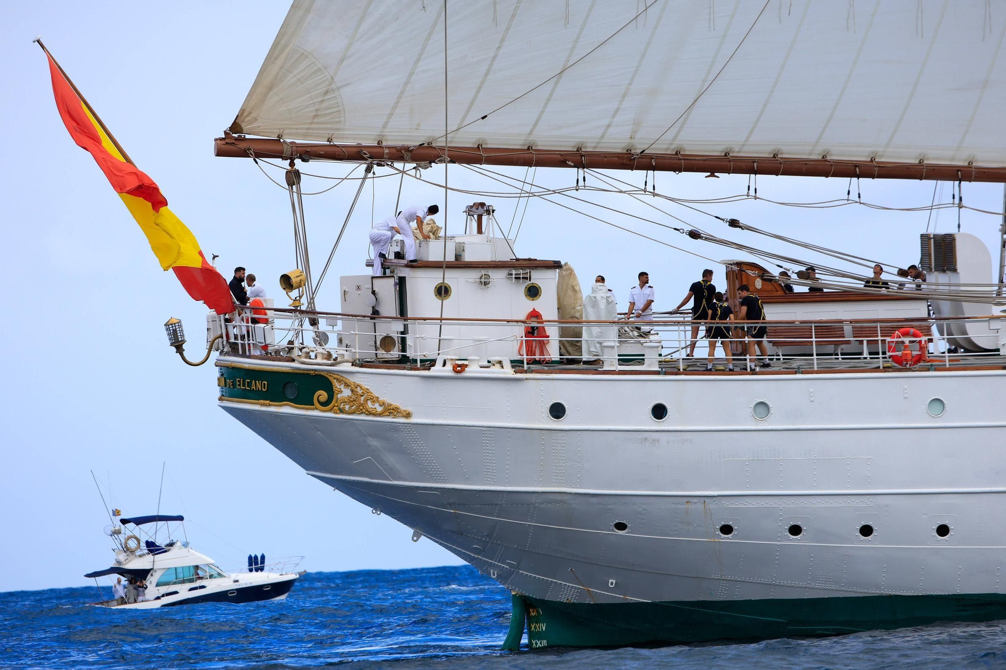 En imágenes: así se despidieron más de 40 embarcaciones del "Elcano" y la "Blas de Lezo" surcando la costa de Gijón
