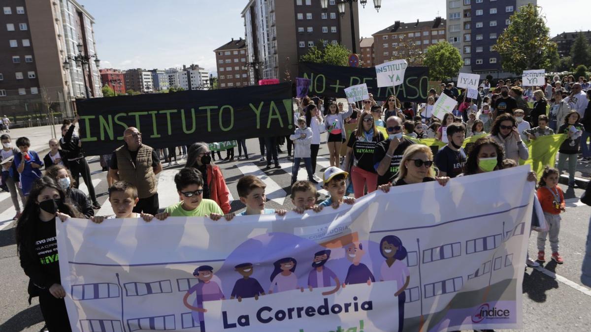 Los manifestantes, con pancartas, saliendo de la plaza del Conceyín. | Fernando Rodríguez