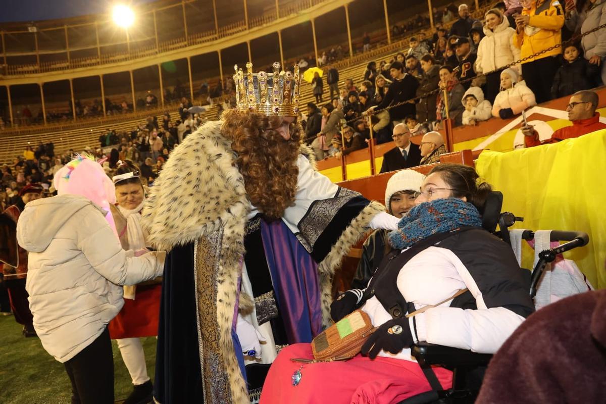 Alicante se rinde a los Reyes Magos pese a la lluvia: así se vivió la recepción en la plaza de toros