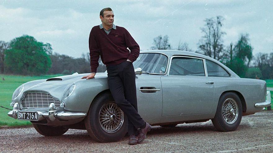Sean Connery, con el legendario Aston Martin DB5.