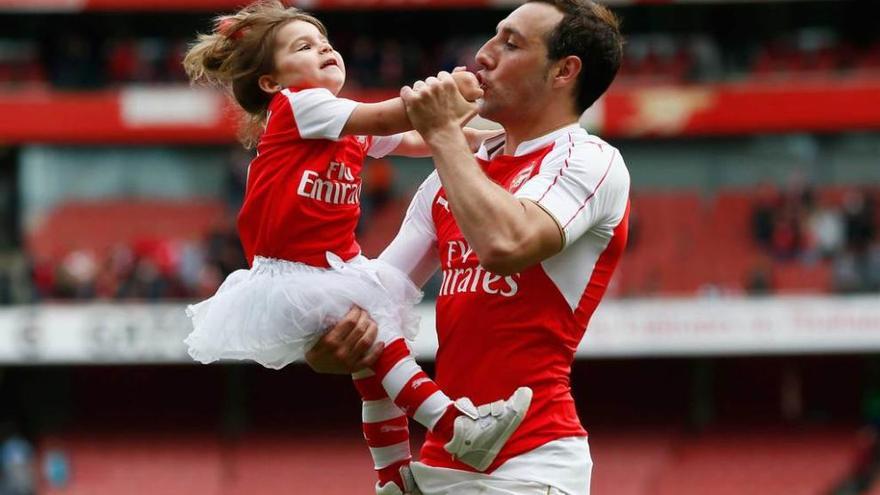 Cazorla baila con su hija, India, en el Emirates Stadium, tras el último partido con el Arsenal de la Premier League, frente al Aston Villa, el pasado domingo.