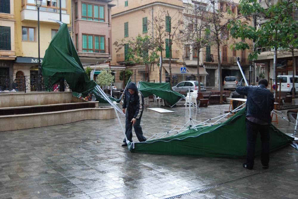 Ein lokales Unwetter hat am Freitag (22.4.) die Bücherstände zerstört, die aus Anlass des Sant Jordi-Tages am Samstag auf der Plaça d'Espanya in Inca aufgebaut worden waren.