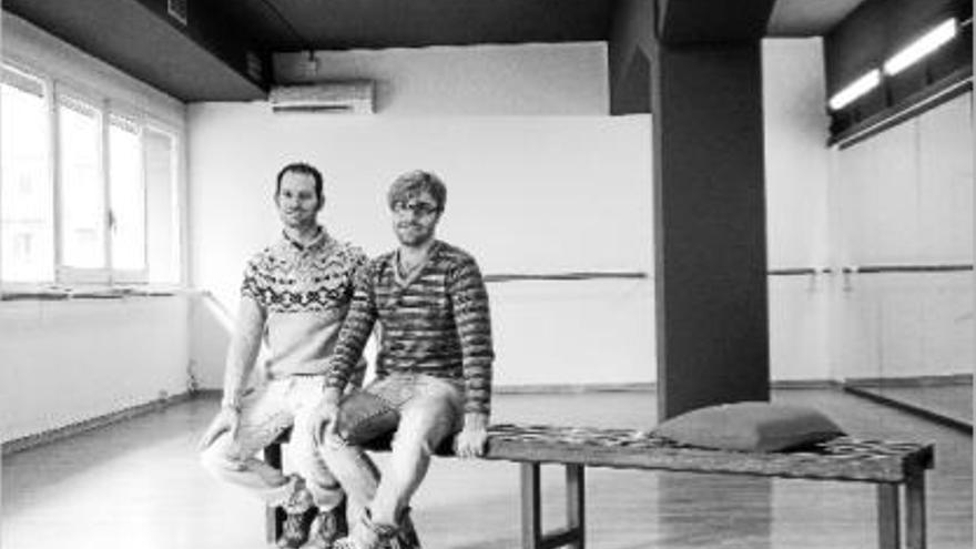 Pablo Testa i David Bacardit, a l&#039;aula de dansa de l&#039;escola Manresa Teatre Musical, situada al carrer Fonollar