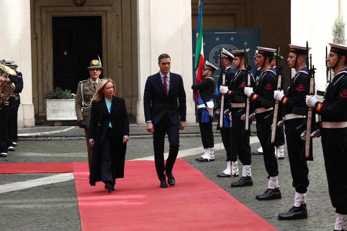 La primera ministra italiana, Giorgia Meloni (R), recibe al presidente del Gobierno español, Pedro Sánchez (L), en el Palazzo Chigi de Roma