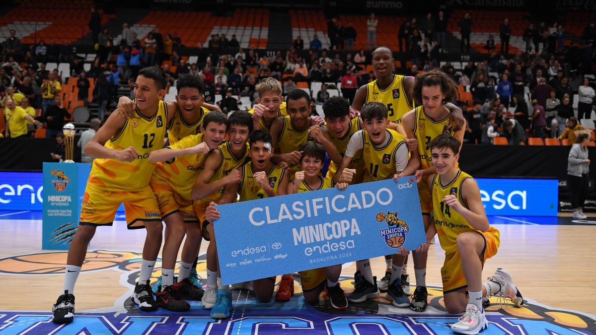 Los niños posan con el cartel de clasificados