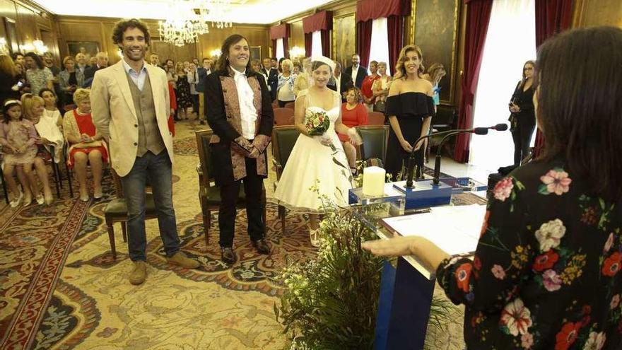 Los contrayentes, ayer, durante la boda civil en el Ayuntamiento.