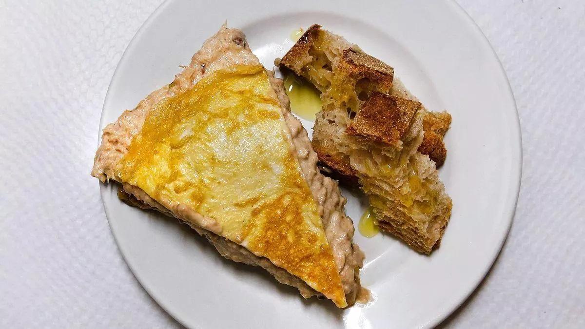 La famosa tortilla con 'txapela' del Bar El Pollo.