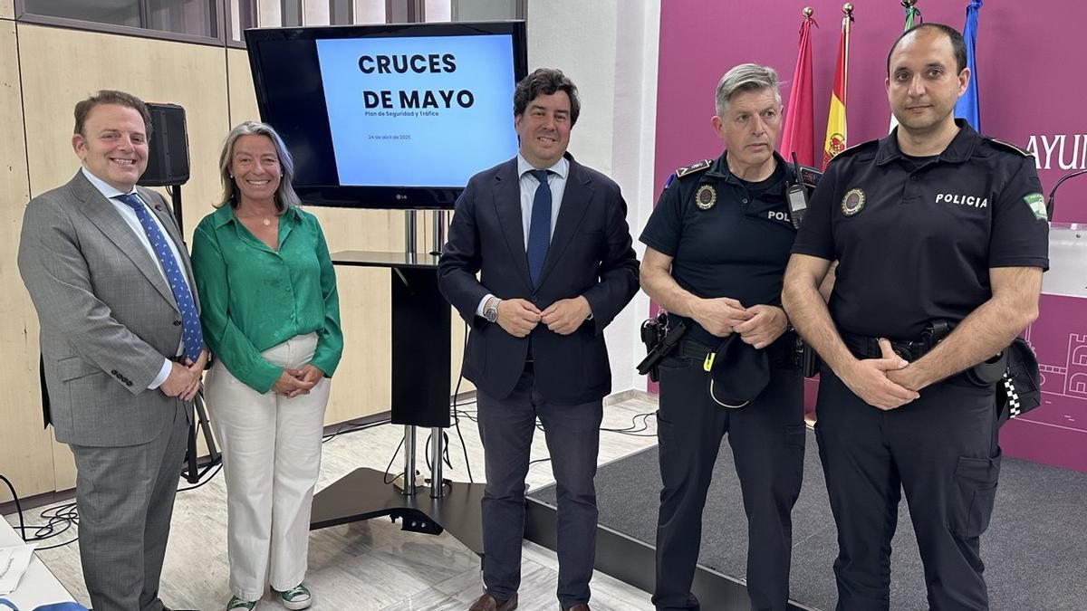 l delegado de Fiestas y Tradiciones, Julián Urbano, el teniente de alcalde delegado de Seguridad, Jesús Coca, y la presidenta de Sadeco, Isabel Albás, y el intendente de Policía Local Juan Díaz.