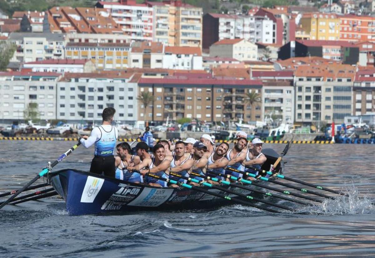 El esfuerzo de los remeros de la trainera masculina.   | // SANTOS ÁLVAREZ