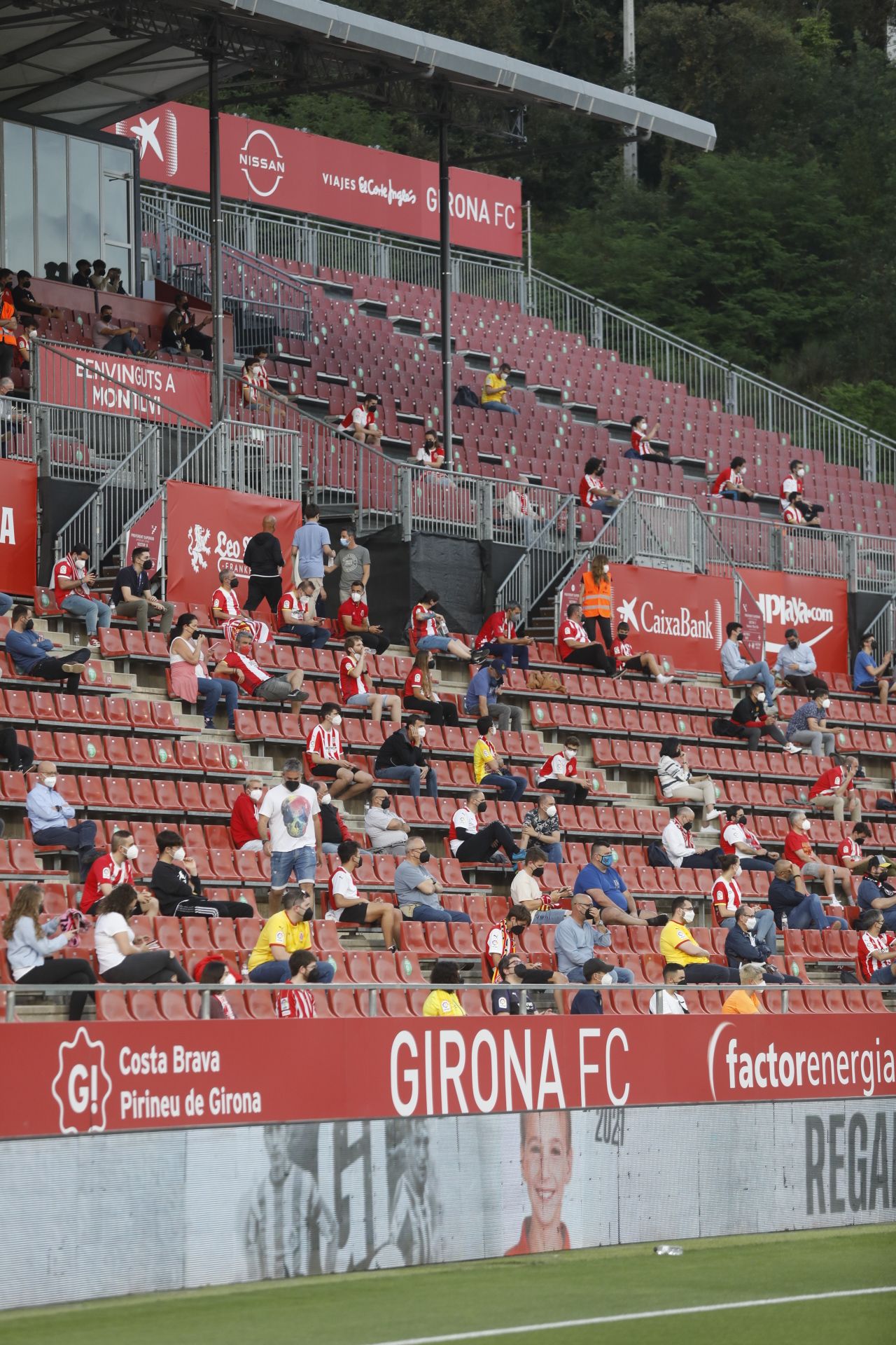 L'afició del Girona torna a posar color a les grades de Montilivi