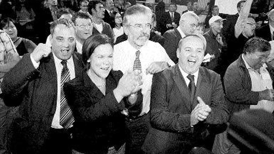 El presidente del Sinn Fein, Gerry Adams (centro), y miembros del partido celebran el resultado. / -aidan crawley