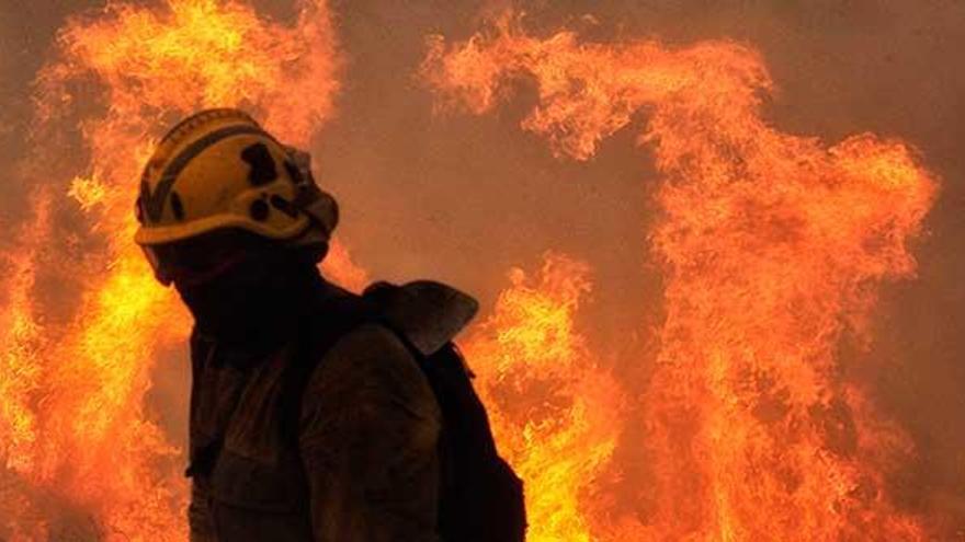 Dos fallecidos en Nigrán al quedar cercados por los incendios dentro de una furgoneta