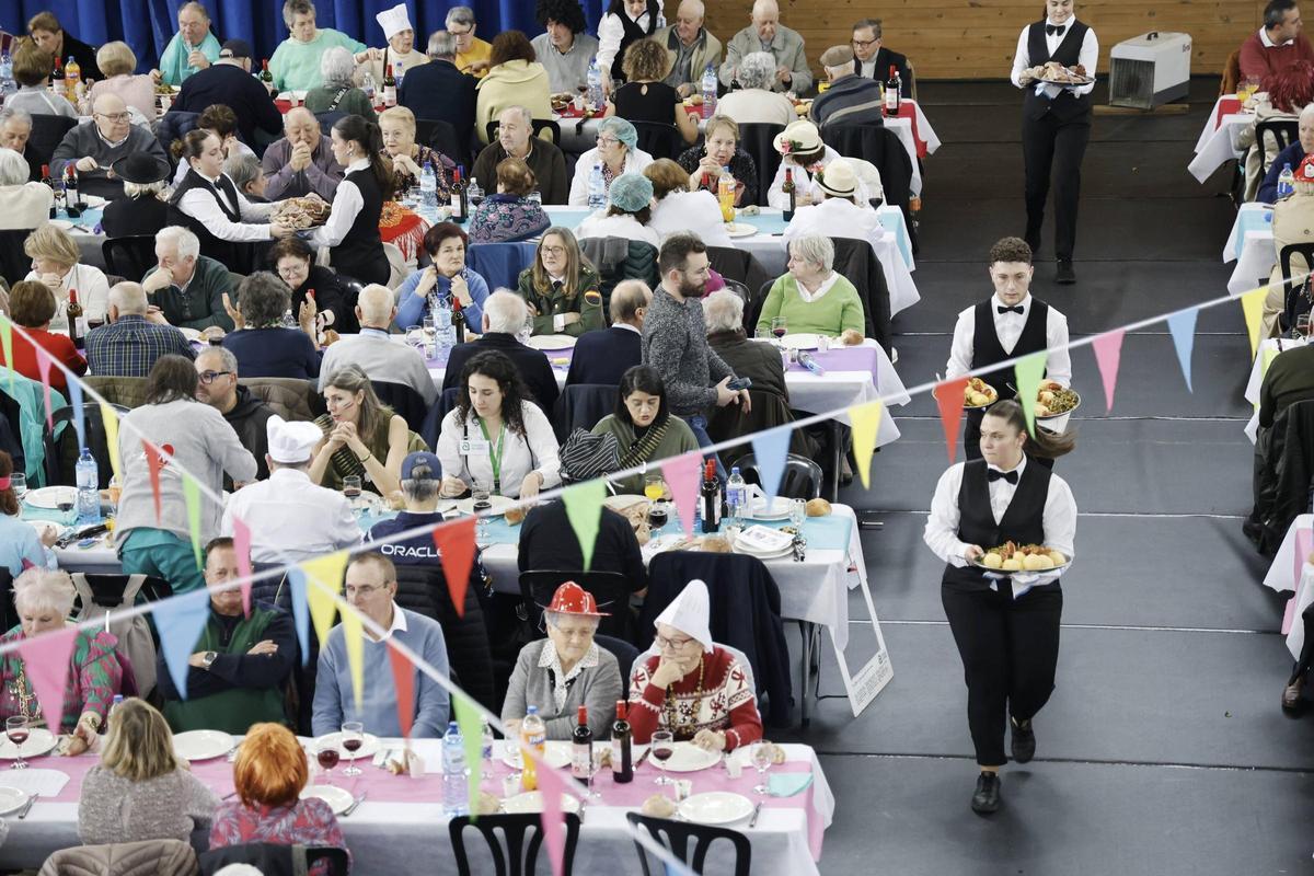 Tributo a los mayores de Ames con más de mil kilos de cocido y música