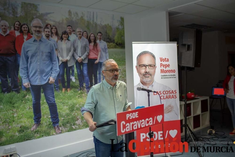 Pegada de carteles en Caravaca