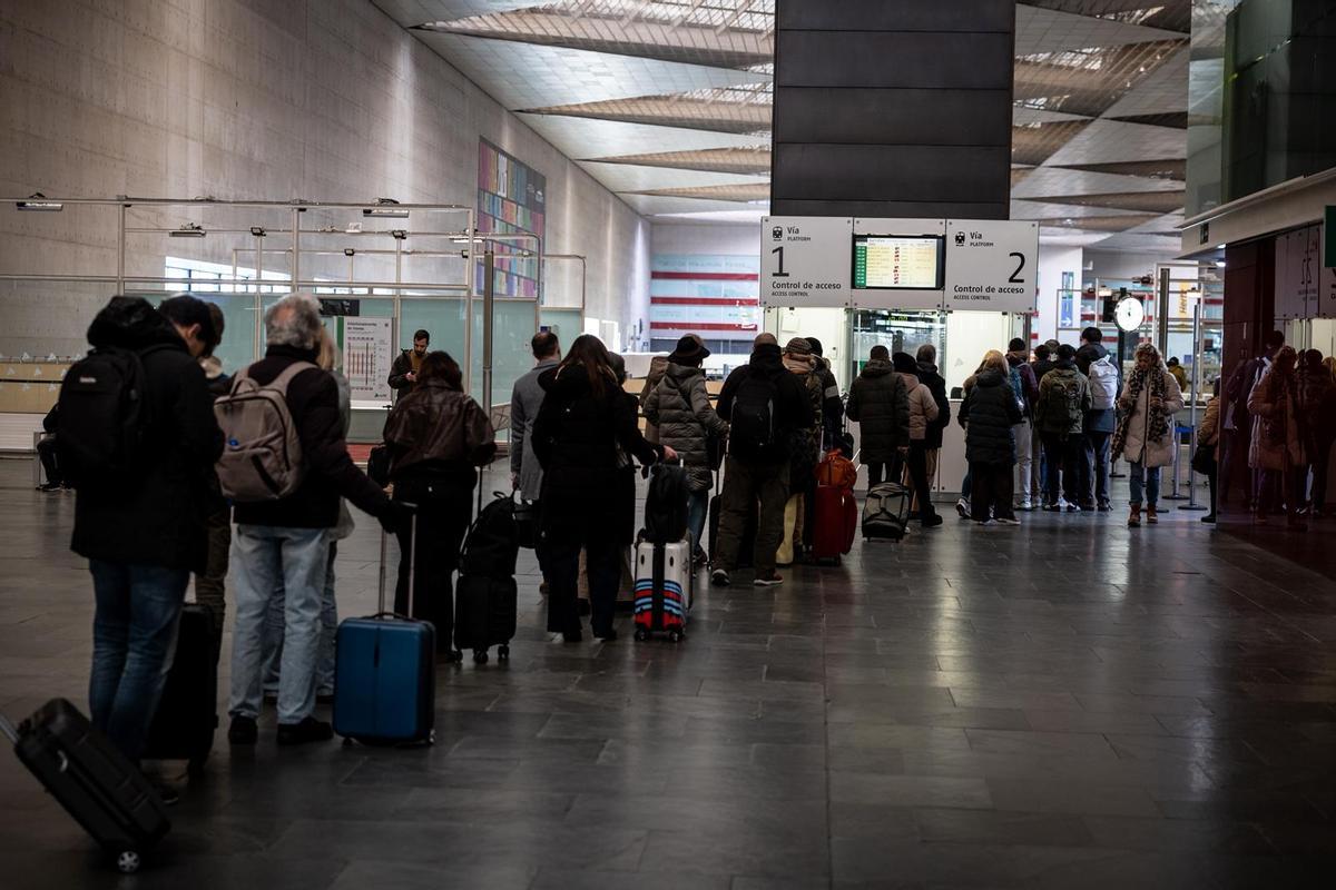 Pasajeros antes de subir al tren en Zaragoza