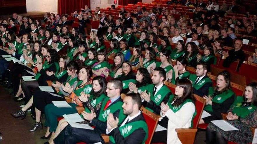 Los alumnos de la Facultad de Comercio, Turismo y Ciencias Sociales reciben sus diplomas