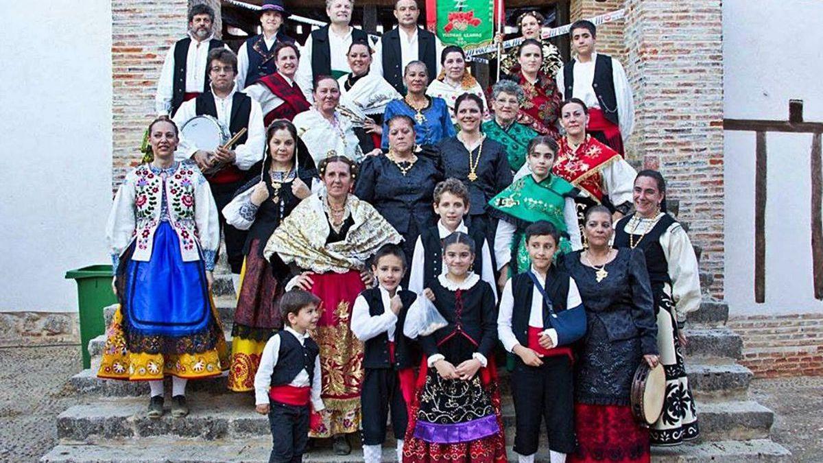 Integrantes de la asociación Tierras Llanas con trajes típicos de la tierra.