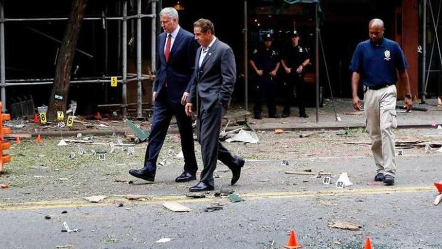 El alcalde de la ciudad, Bill de Blasio (a la izquierda), y el gobernador del Estado, Andrew Cuomo, en el lugar de la explosión.  // Reuters