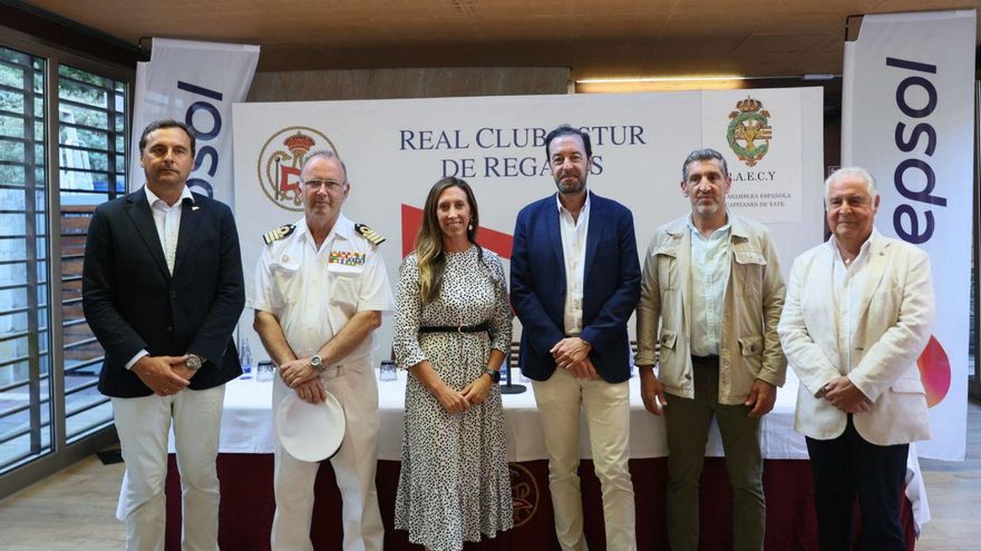 Por la izquierda, Guillermo Marqués, Luis Vicente Márquez Montero, comandante naval de Gijón; Ángela Pumariega, José María landa, Jorge Pañeda, concejal de Deportes, y Diego Cabezudo, representante de la Real Asamblea Española de capitanes de yate, ayer en el Club Astur de Regatas. | MARIO CANTELI