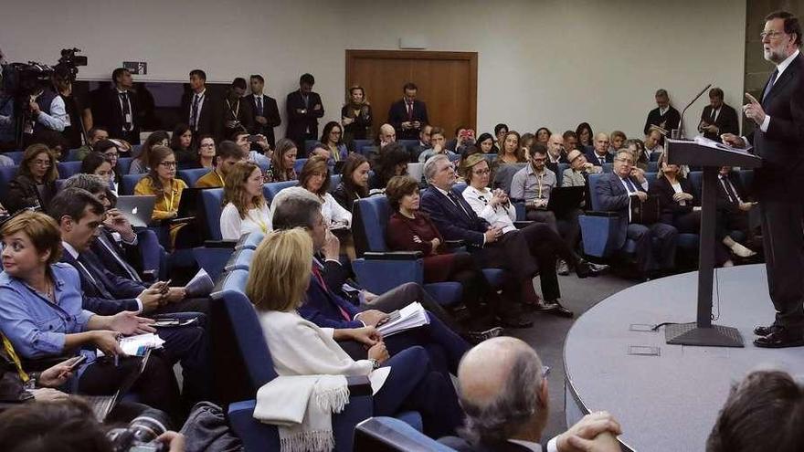 Mariano Rajoy expone a los periodistas las medidas aprobadas, con todos sus ministros sentados en primera fila. // Efe