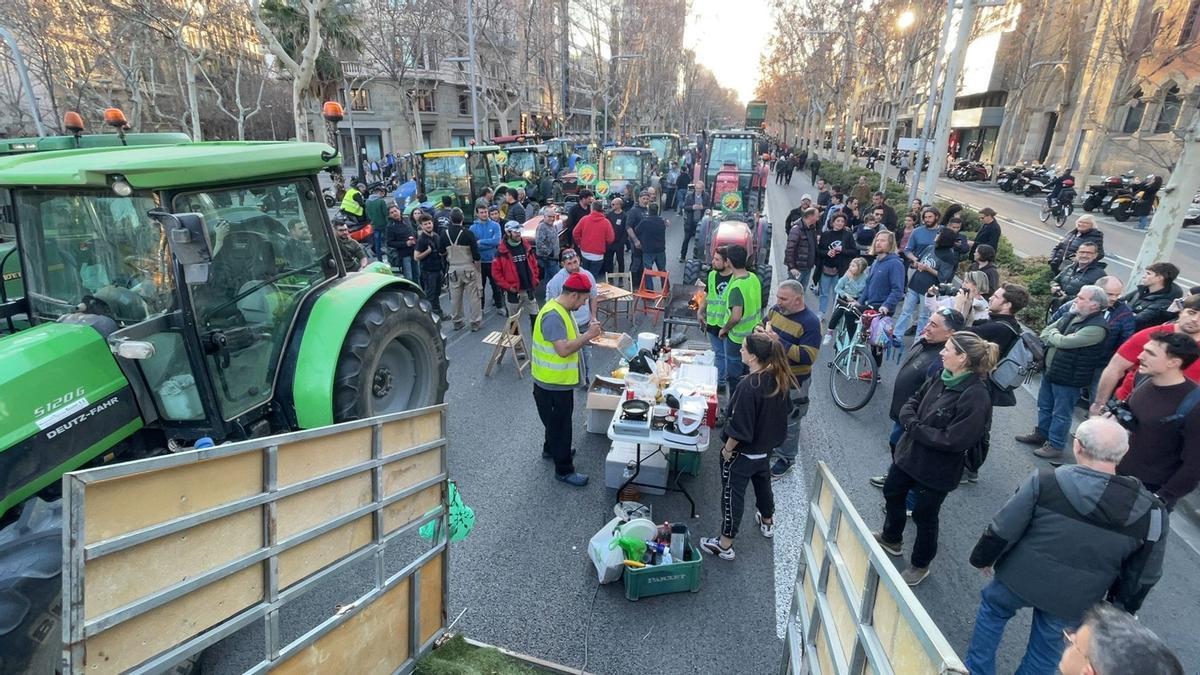 Los tractores circulan por las calles de Barcelona