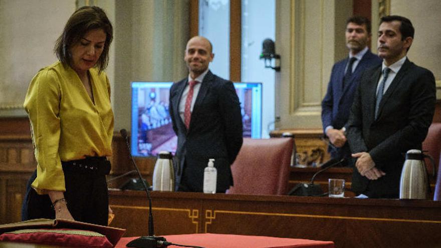 Evelyn Alonso durante su toma de posesión como concejal del Ayuntamiento de Santa Cruz, el pasado viernes.