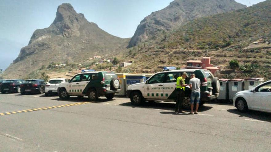 Dispositivo especial de tráfico en Anaga, en Santa Cruz de Tenerife, durante el puente de la Asunción.