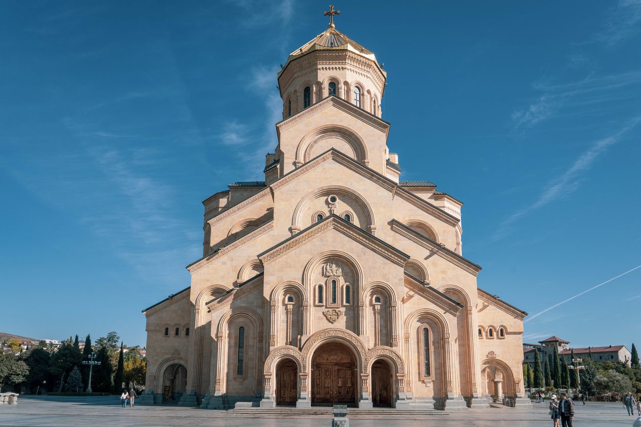 La Catedral de la Santísima Trinidad es uno de los monumentos religiosos más destacados de Tbilisi