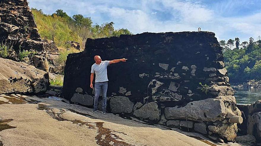 Florencio Gago, en una pesqueira con el río bajo.