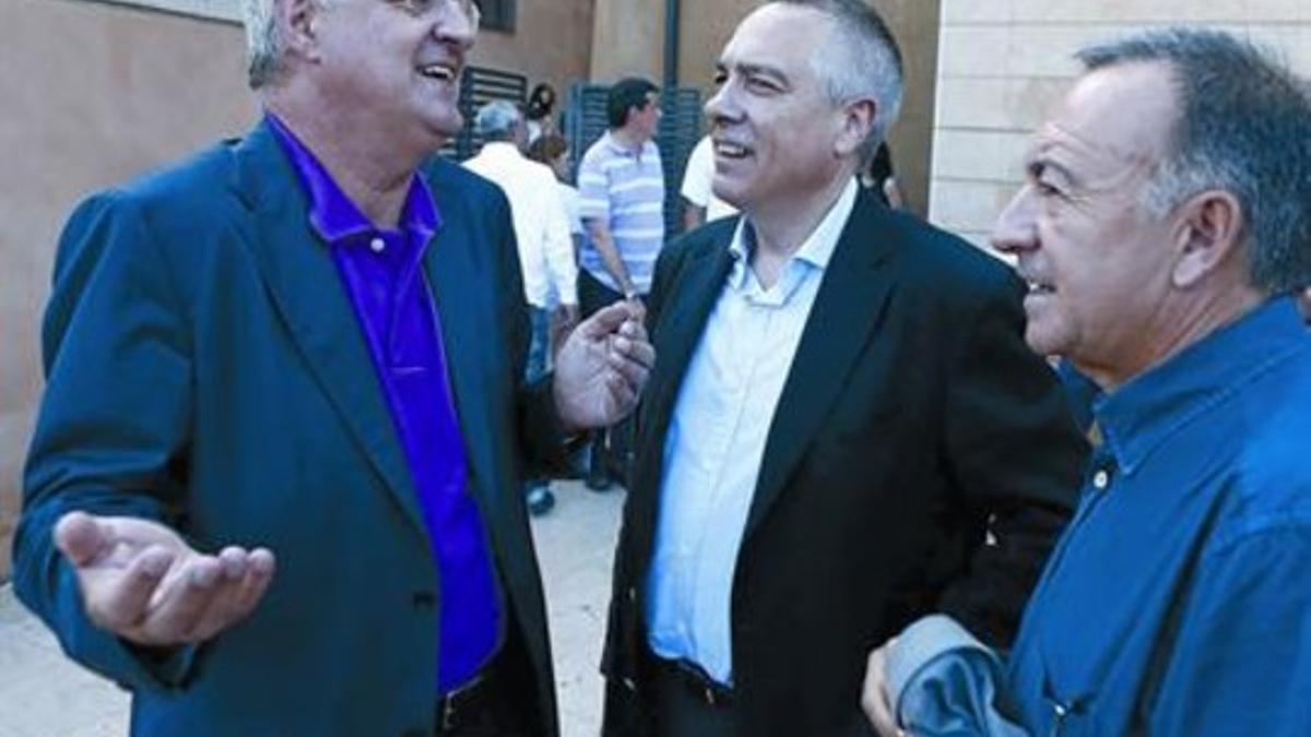 Pere Navarro, entre el exministro Jesús Caldera y el líder del PSC en el Baix Llobregat, Antoni Poveda, ayer en Sant Boi.