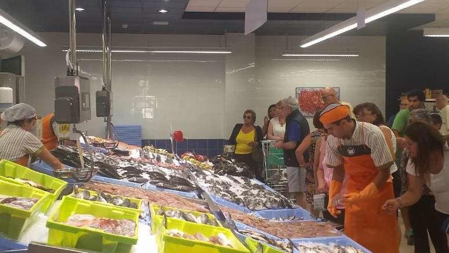 Sección de pescadería en el nuevo Mercadona de Tui. // FdV