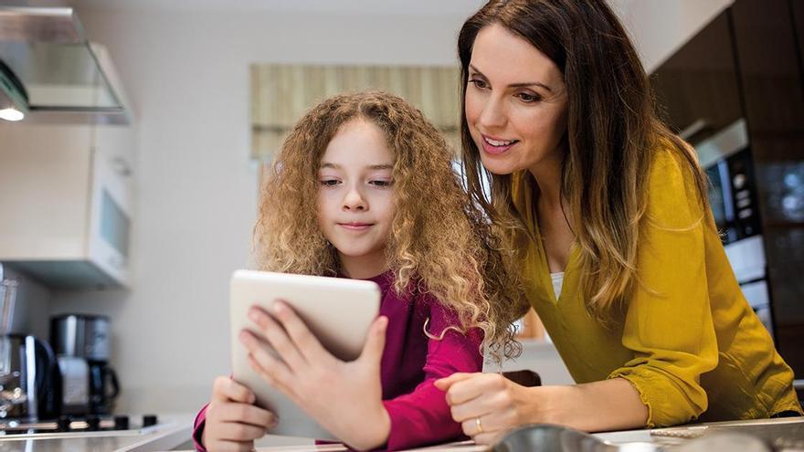 ‘Enredados con las pantallas’: cómo acompañar a niños y adolescentes en la era digital