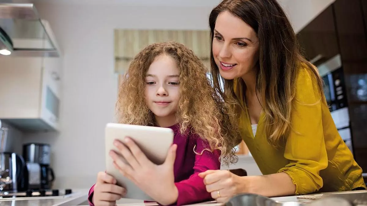 ‘Enredados con las pantallas’: cómo acompañar a niños y adolescentes en la era digital