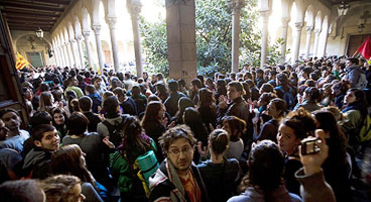 El claustre de la UB, envaït per estudiants, ahir. El claustre de la UB, envaït per estudiants, ahir.