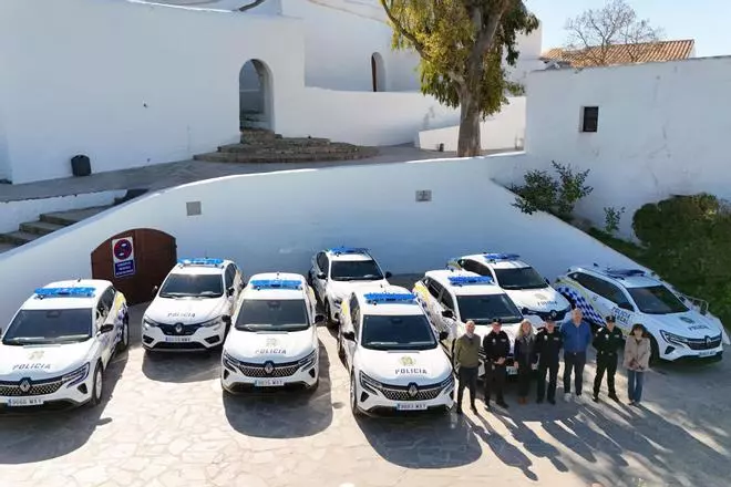 La Policía Local de Santa Eulària presenta sus nuevos vehículos policiales con kit de detenidos