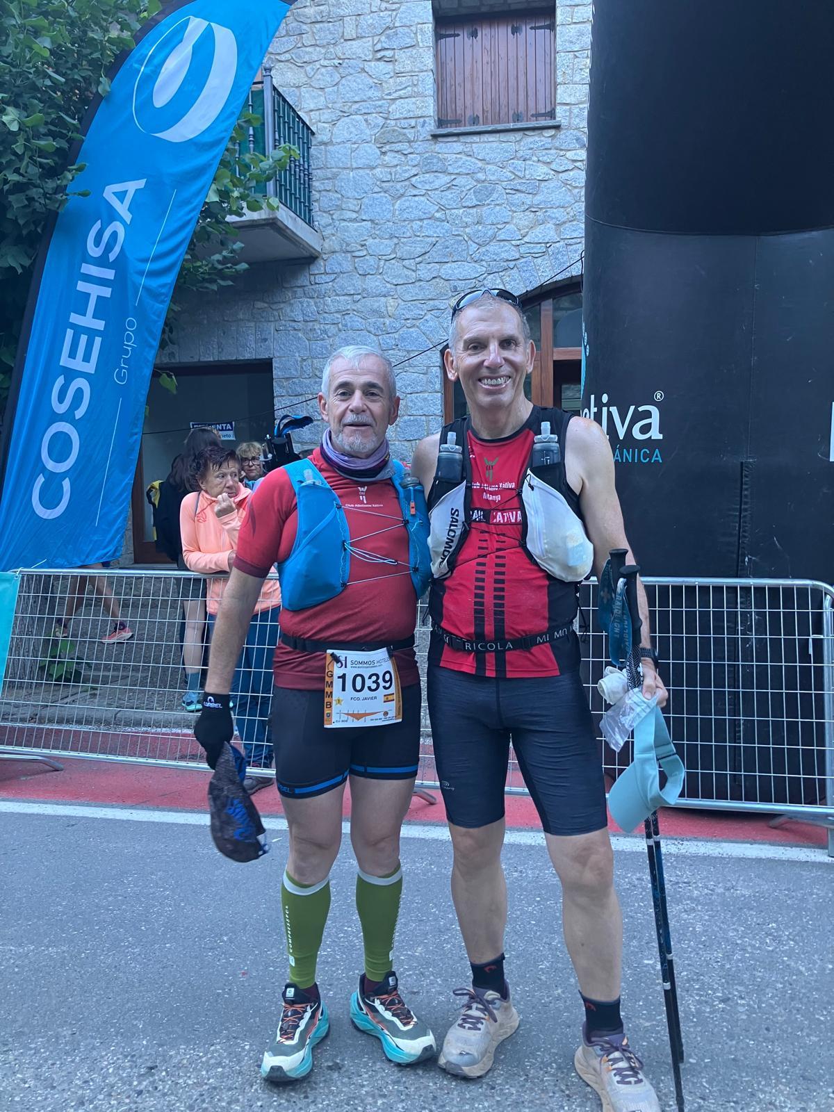 Dos atletas del CAX en la carrera de montaña en los Pirineos.