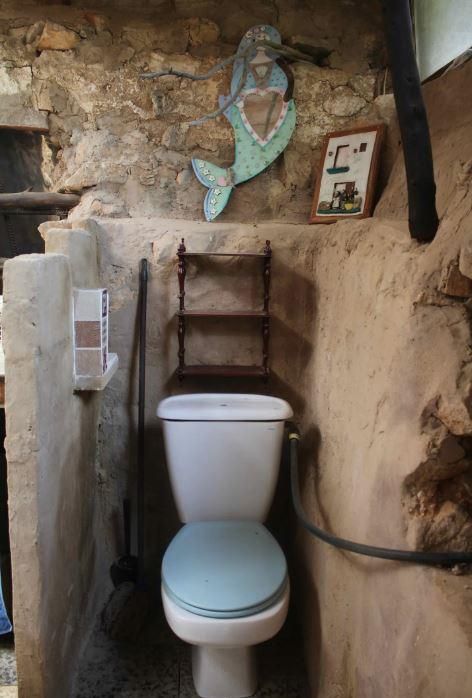 El baño, únicamente para pipí, de una de las infraviviendas del Torrent d’en Capità.